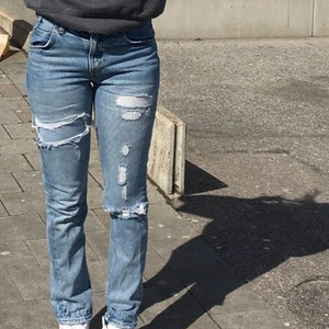 Levis Byxor - ^^ bilderna är mina bilder!! levis byxor 👖 de är skit snygga och passar med allt 🫶🏼 tyvärr de passar inte mig längre :(  storleken är USA storlek)
