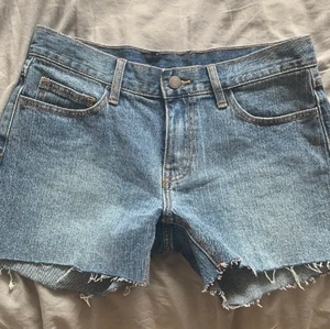 lågmidjade shorts - lågmidjade shorts från brandy melville, använt 1 gång