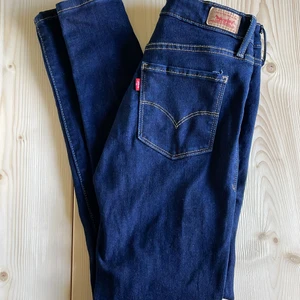 Levis jeans - Mörkblå stuprörsjeans från Levis. Stretchiga! Storlek 25. Nypris: ca 900kr. Mitt pris: 100kr.  Köparen betalar för frakt