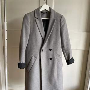 Säljer denna fina kappa då jag ska flytta. Den är från Zara i storlek XS och jag köpte den för runt 800kr. Kan skicka men köparen får stå för frakt :) 
