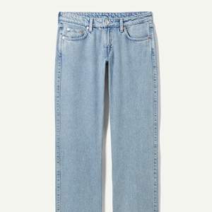 Säljer dessa arrow low straight jeans från weekday. Köpta här på plick men inga defekter! Pris kan diskuteras vid snabb affär!❤️( är inte säker på att jag vill sälja men ser vad jag kan få för de! )