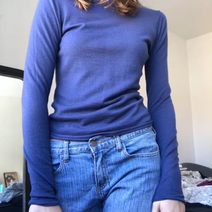 Mörkblå tröja  - 🌸 Tryck inte på köp direkt är ni snälla, kom privat om ni är intresserade 🌸Fin blå långärmad tröja! Halvt polo, men mer en vanlig tröja!
