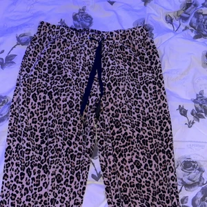 leopard byxor  - leopardbyxor i sammet från gina tricot, använd fåtal gånger för 1 år sedan, ny skick💘 ordinarie pris 229