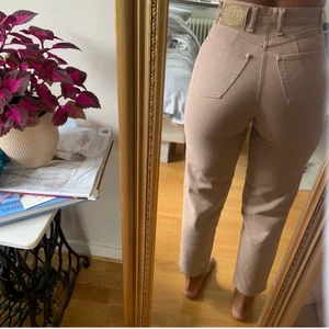 Beigea vintage jeans  - Beiga vintage jeans Riktig favorit, skön modell, hög smal midja. I handlade i vintage butik i Amsterdam  Modell: Henry I. Siegel  Storlek är utsuddat men de är 74cm i midjan Skicka meddelande för fler bilder 