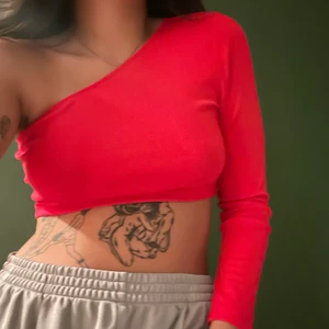 Röd one-shoulder top - Croppad röd topp, strl s. från shein men typ skön kvalle? frakt ej inkl i priset!