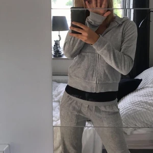 Juicy couture set - säljer nu mitt Juicy Couture sett i mycket bra skick, säljer endast för att dom är lite för stora för mig. Byxorna är i storlek XS men passar S och tröjan är i storlek S. Köpta på nelly.se (1000kr för byxorna 1100kr för tröjan). 