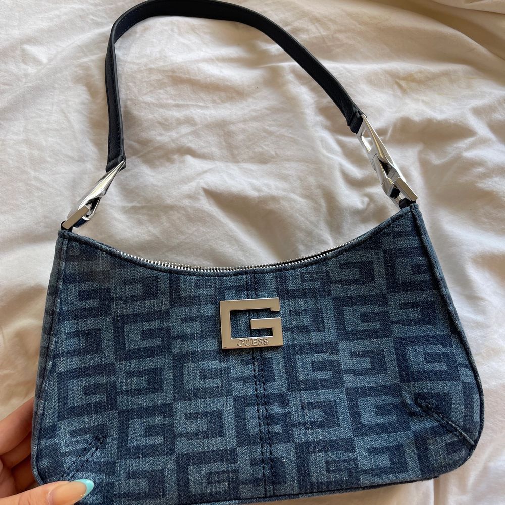 Blå Guess väska - Guess | Plick Second Hand