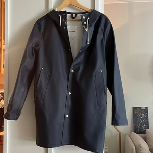 Stutterheim - Mörkblå stutterheim-regnjacka. Fint skick.