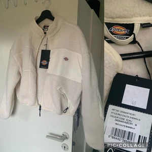 Dickies jacka - säljer min fina jacka jag inte ens hunnit använda än💔 Storlek medium, lite mer croppad än ”vanligt” men slutat vid svanken på mig.                                                                 nypris 949kr.