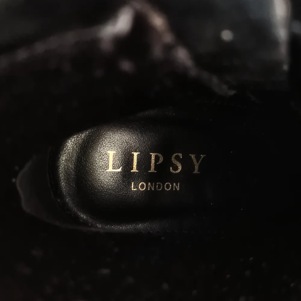 Stilrena 10-centimeters Lipsy of London klackar och snygga detaljer får dig garanterat att glänsa på festen.   Storlek 39 🖤. Skor.