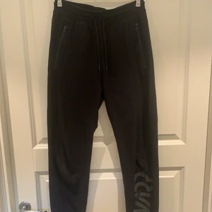 Svarta mjukisbyxor  - Svarta mjukisbyxor med två fickor med kedjor på varje sida 