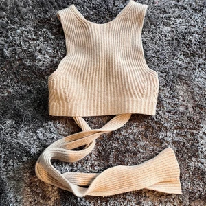 Ganni topp - Oanvänd topp från Ganni. TYVÄRR, får jag inte användning för denna men den är så fin och i ett så najs material! Skriv för mer info <3 