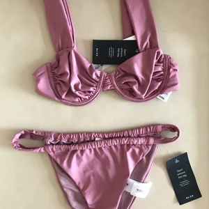Helt ny bikini - Säljer denna snygga bikini i superfin färg. Ny med prislappar kvar och aldrig använd. Underdel i strl. S och överdel 75A