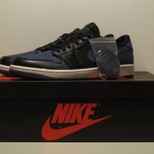 Jordan 1 Low Retro Og Mystic Navy - Säljer ett par låga Jordan 1 Storlek 44 Helt nya och oanvända  Kvitto finns  Pris 1800kr Hör gärna av er vid frågor och funderingar 
