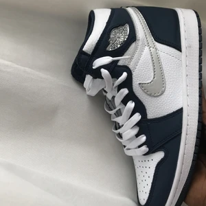 Air Jordan 1 Retro High Midnight Navy - Helt oandvända Air Jordan 1 Retro High Midnight Navy. Säljs billigt. Bra kvalitativa AA-kopior. Kommer utan orginal box. Kom dm vid intresse❤️(frakt kostar 99kr, om man vill ha spårbar så kommer det kosta +99kr) jag kan mötas upp, endast i Trollhättan