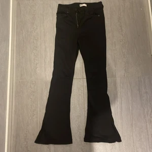 Gina tricot jeans perfect jeans - Skick:Jättebra skick Storlek:S Färg:Svart