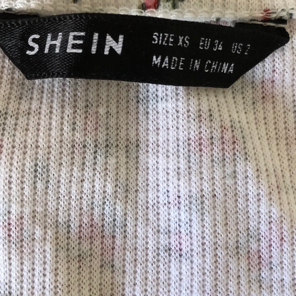 Blommmig magtröja 🌸 - 91