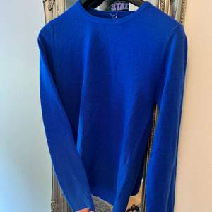 Fin stickad blå tröja i kornblå nyans, super fick och köpt i Barcelona! Köpt för 250kr 🫶🏽