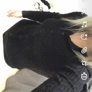 Kabelstickad kofta med knappar  - Säljer denna kabelstickade strl S! Riktigt härligt tyg😍😁 pris: 80kr+frakt alternativt efter överenskommelse😁❤️👌💕