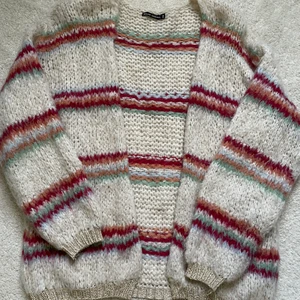 Kofta från Black Colour One Size - Superfin kofta från Black Colour Endast använd 1 gång så den är i nyskick! Stl One Size, passar en XS, S eller M beroende på hur man vill att den skall sitta!   Djur och rökfritt hem   Nypris 699:- 