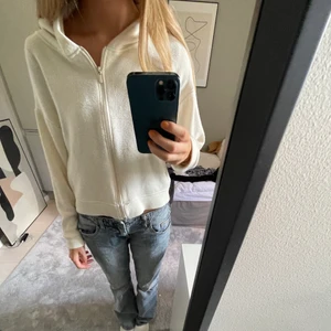 Zip tröja  - Vit stickad zip tröja från zara! Super fin! Lite nopprig 