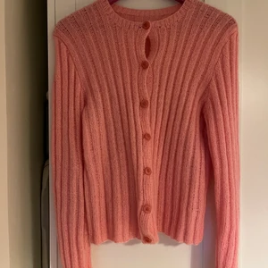 Fin rosa kofta!  - Fin rosa kofta med knappar i storlek xs/s.   Kan mötas upp på Kungsholmen eller i Alvik alt skicka(köparen står för frakten.) 