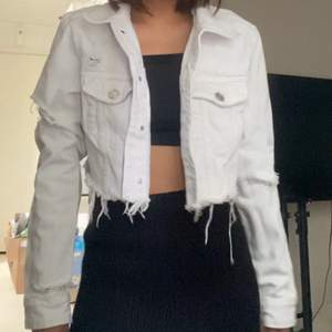 Zara cropped jeansjacket in white. Size 32