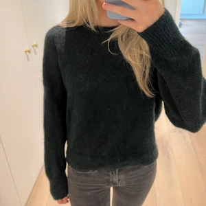 Isabel Marant tröja - En mörkgrön isabel marant tröja gjord på ull och superkid mohair (silkeslent fiber) i storlek 38💚