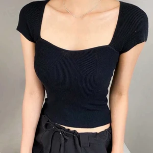 Stickad t-shirt stl xs - Använd en gång. Säljer pga att den är för stor över brösten. Annars jätte nöjd över den så känns lite trist att sälja. 