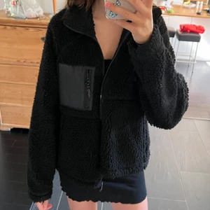 Teddyjacka - Säljer en skitsnygg svart teddyjacka från Noisy May! Jackan är i strl S🦋 köparen står för frakten