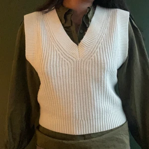 Vit stickad väst - Vit stickad väst. nopprig men i övrogt inget att anmärka. 100% akryl. frakt ej inkl inpriset. 