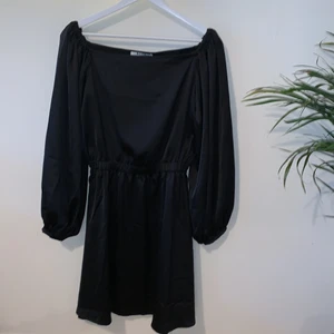 NA-KD Off Shoulder Ballongärm Klänning ❤️ - Den här klänningen från NA-KD har fortfarande prislappen kvar. Materialet är satin, hoppas du gillar den ❤️