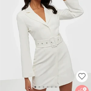 Blazer klänning - Säljer denna blazer klänningen från Nelly som är köpt för 2 år sen och använd en gång! 🤍 frakt är ej inräknad🤍 nypris:600kr