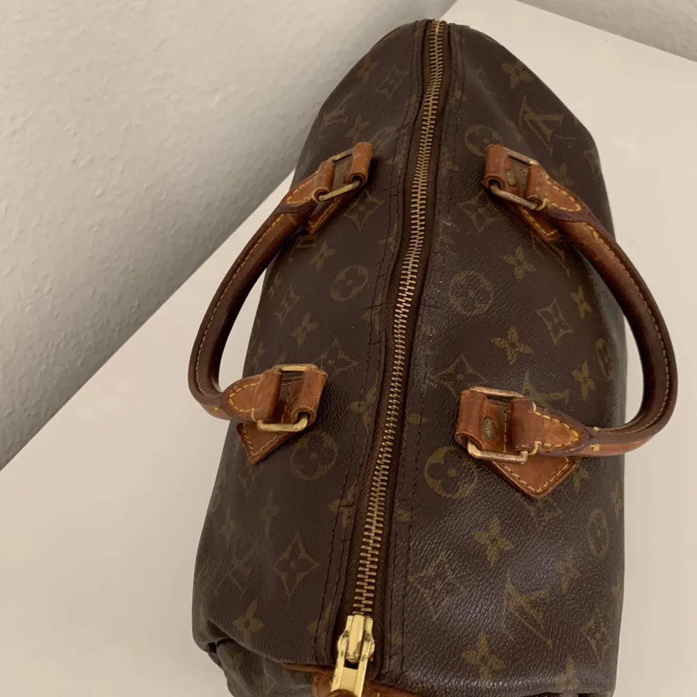 Louis Vuitton Speedy 30 vintage  Mått W30,H21,D17cm. Serienummer TH1000. Kan skickas flera bilder vid intresserad. Kontrollerad av Vestiaire. Finns ute på Vestiaire, Tise och Tradera.. Väskor.