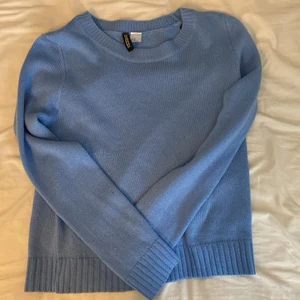 Blå stickad tröja - Jättefin blå stickad tröja. Skulle säga att den är lite åt det baby blå hållet. 