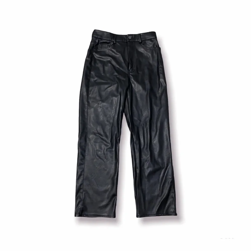 Svart Rak Läderbyxa med 5 fickor från H&M i Storlek 40 passar 36 100% Polyester. Jeans & Byxor.