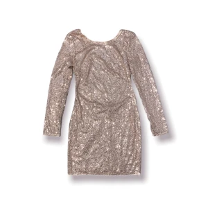 Paljettklänning - Rose paljett klänning långärmad med öppen rygg från NLY ONE  Oanvänd 