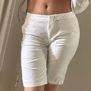 Sköna vita jeans shorts, märke pieces, står storlek XS men passar folk med storlek S, ej använd.