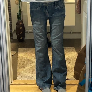 Sjuuukt fina lågmidjade jeans! - Jätte fina lågmidjade jeans från esprit! Jätteskönt material och relativt stretchiga! Stl. 40 men passar mig som 36-38 i höft! Passformen är baggy/flare