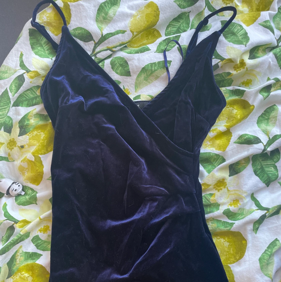 mörkblå klänning