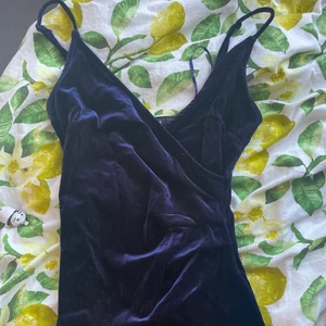 mörkblå klänning - mörkblå mini klänning