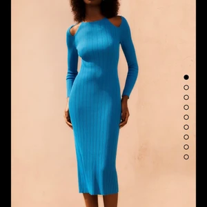 Blå klänning Zara  - Blå klänning från Zara med cutouts på axlarna. Helt ny med prislapp kvar, storlek M 