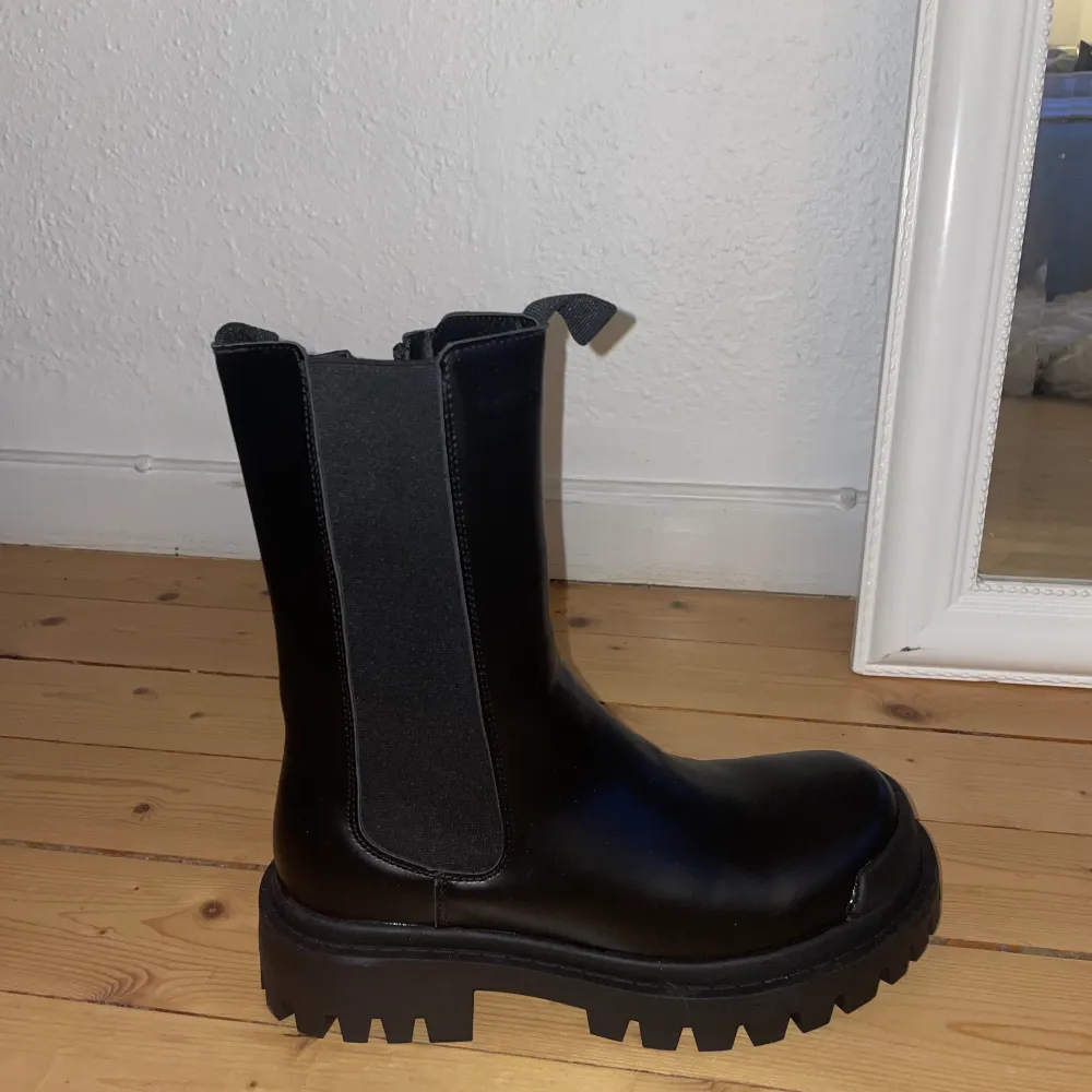 Säljer dessa boots ifrån Nelly. Aldrig använda och ny inköpta. Säljer pågrund av att det inte är min stil. Frakt tillkommer eller att vi möts upp i Växjö. . Skor.