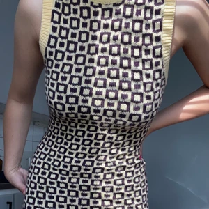 stickad klänning zara - grymt fin stickad klänning från zara med jättegulligt mönster och polokrage. använd 1 gång av mig men känns lite kort då den slutar just under rumpan (jag är 170cm)