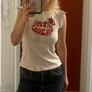 t-shirt - cool t-shirt med texten Kiss me Love me och plaststjärnor