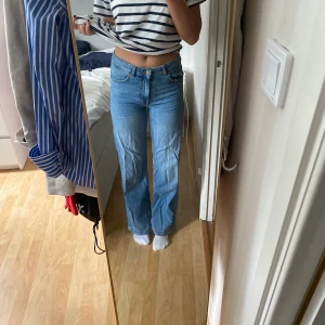 Dr denim jeans - Ett par snygga dr denim jeans som håller på att bli för små. Lite slitningar längst ned men inget märkbart utan typ som en snygg detalj.