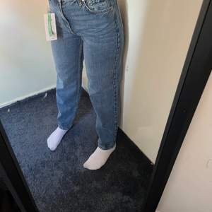Mörkblåa Vintage High Waisted jeans från Gina. Oanvänd, prislappen sitter kvar.  Byxorna är i bra skick.  Köptes i Janurai men säljer för det inte riktigt är min stil.  Kan antingen frakta byxorna eller möta upp köparen.  Betalning sker via swish. 