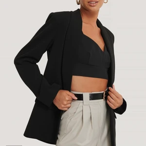 Blazer  - Säljer denna superfina blazern då den inte kommer till användning längre. Den är använd men fortfarande i väldigt fint skick. Köparen står för frakt🤩🤗