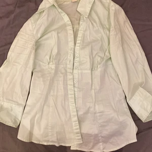 skjorta  - grön skjorta Som har korta armar och den är i storlek 34 från H&M