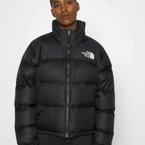 North face jacka - Köpte jackan förra året men vill spara till en ny. Jackan har inga synliga slitage! Har ej någon luva. Original priset är runt 2000-3000kr. Passar mig som är 160-165cm. Går att pris diskutera 